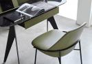 Sedie jackie in pelle verde accanto a scrittoio - BertO Outlet