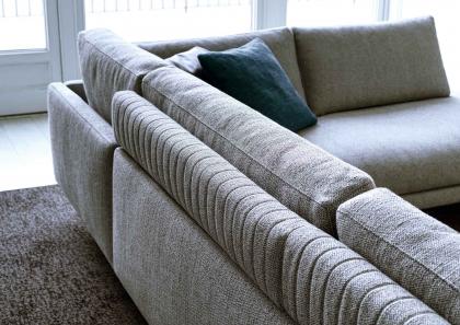 Dettaglio dello schienale del divano componibile in stile moderno Dee Dee - BertO