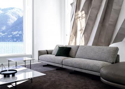 Il divano angolare Dee Dee completa l'ambiente insieme ai tavolini quadrati Riff in marmo di Carrara - BertO