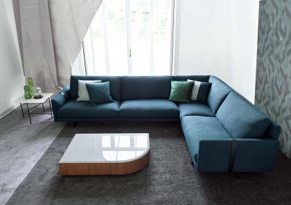 Ambiente zona living con divano angolare Dee Dee in tessuto e tavolino quadrato Stage in marmo - BertO