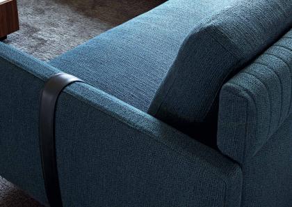 Il divano angolare Dee Dee è rivestito con il tessuto Dorian color ottanio della esclusiva collezione BertO