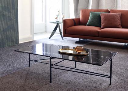 Abbinamento del tavolino Riff in marmo nero Marquinia con il divano Dee Dee con penisola reversibile - BertO