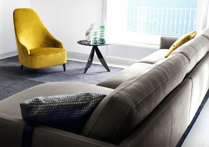 Dettaglio dello schienale caratterizzato da linee eleganti che risaltano il moderno design del divano Dee Dee - BertO