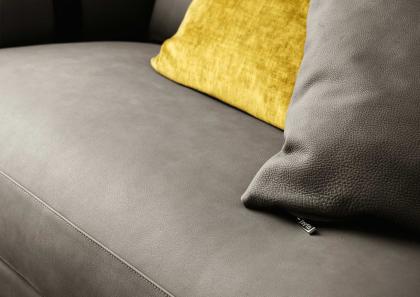 Dettaglio della pregiata pelle Douglas colore grigio che riveste il divano con chaise longue rotonda dee dee - BertO
