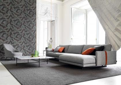 Ambiente composto dal divano in tessuto con penisola Dee Dee, tavolino laccato Riff e la poltrona Emilia - BertO