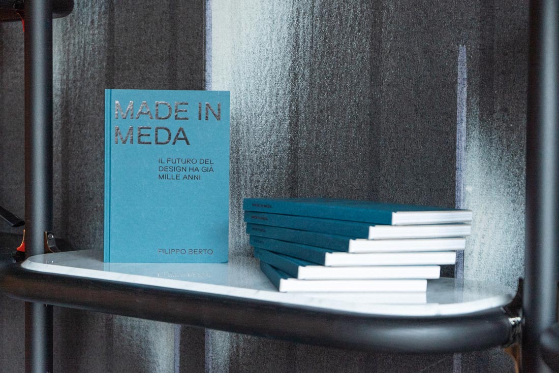 Книга Filippo Berto «MADE IN MEDA» на книжном шкафу Ian